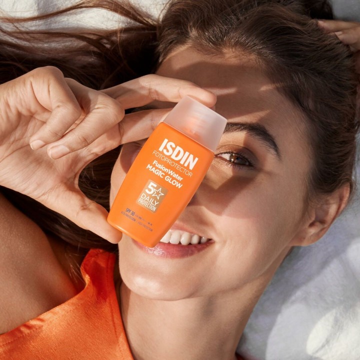Solcreme til ansigtet Isdin Fusion Water Magic Glow Spf 30 50 ml