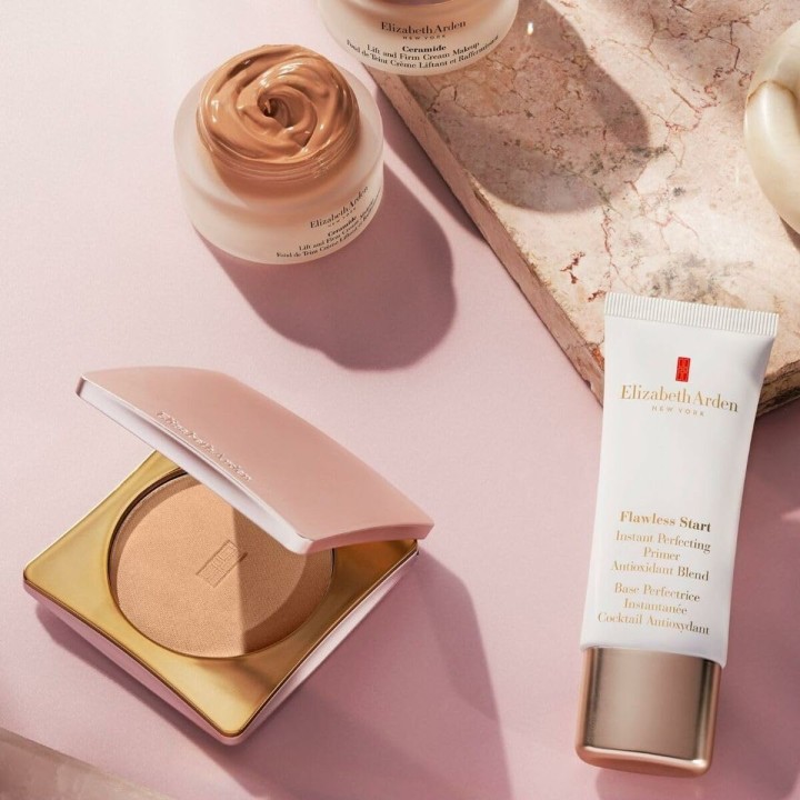 Kompakte pulvere Elizabeth Arden SKINCARING POWDER Medium 10 g